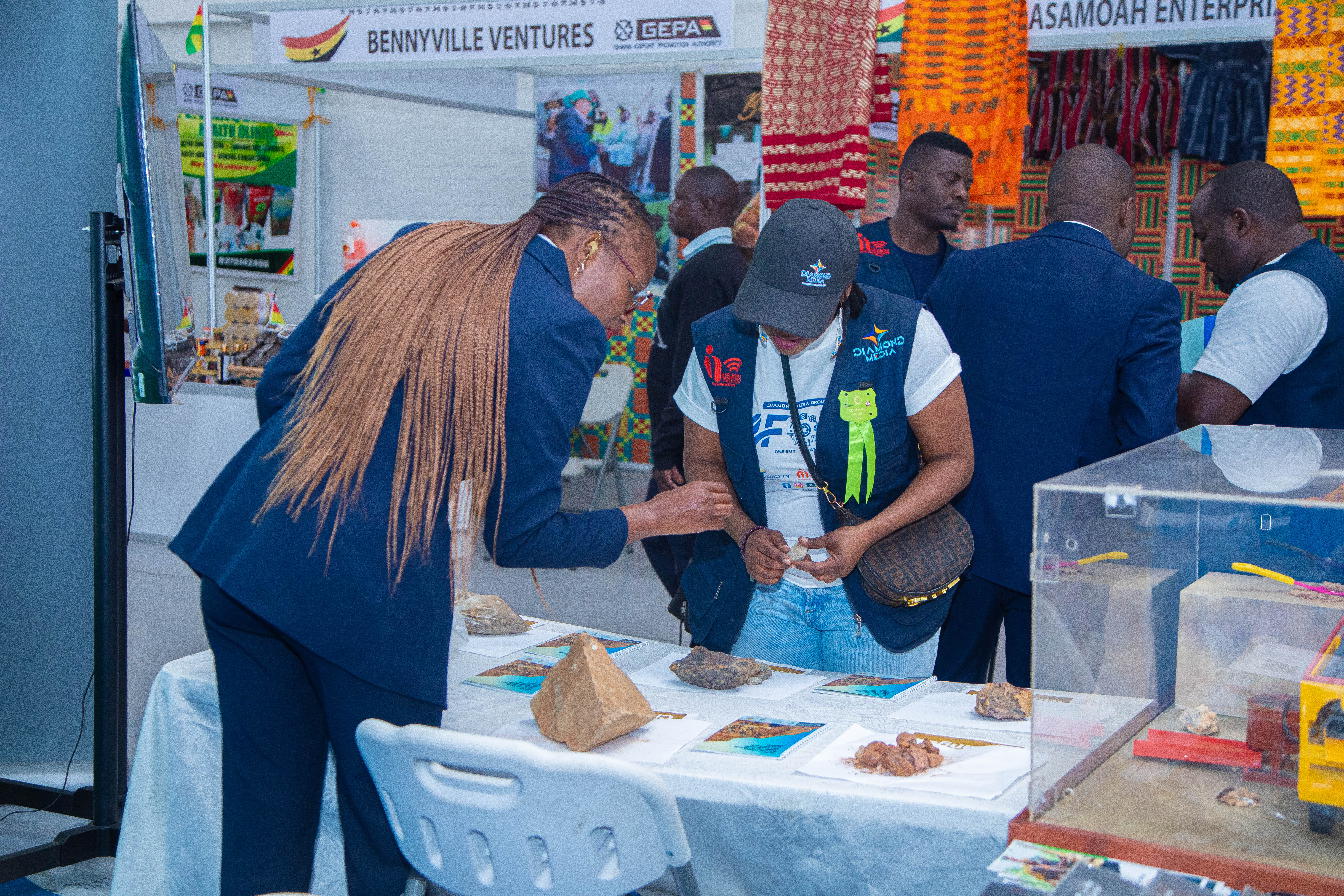 The planetGOLD Zambia National Project Manager Ms. Abigail Mwailenge explaining to a journalist the characterisation of Gold ore 