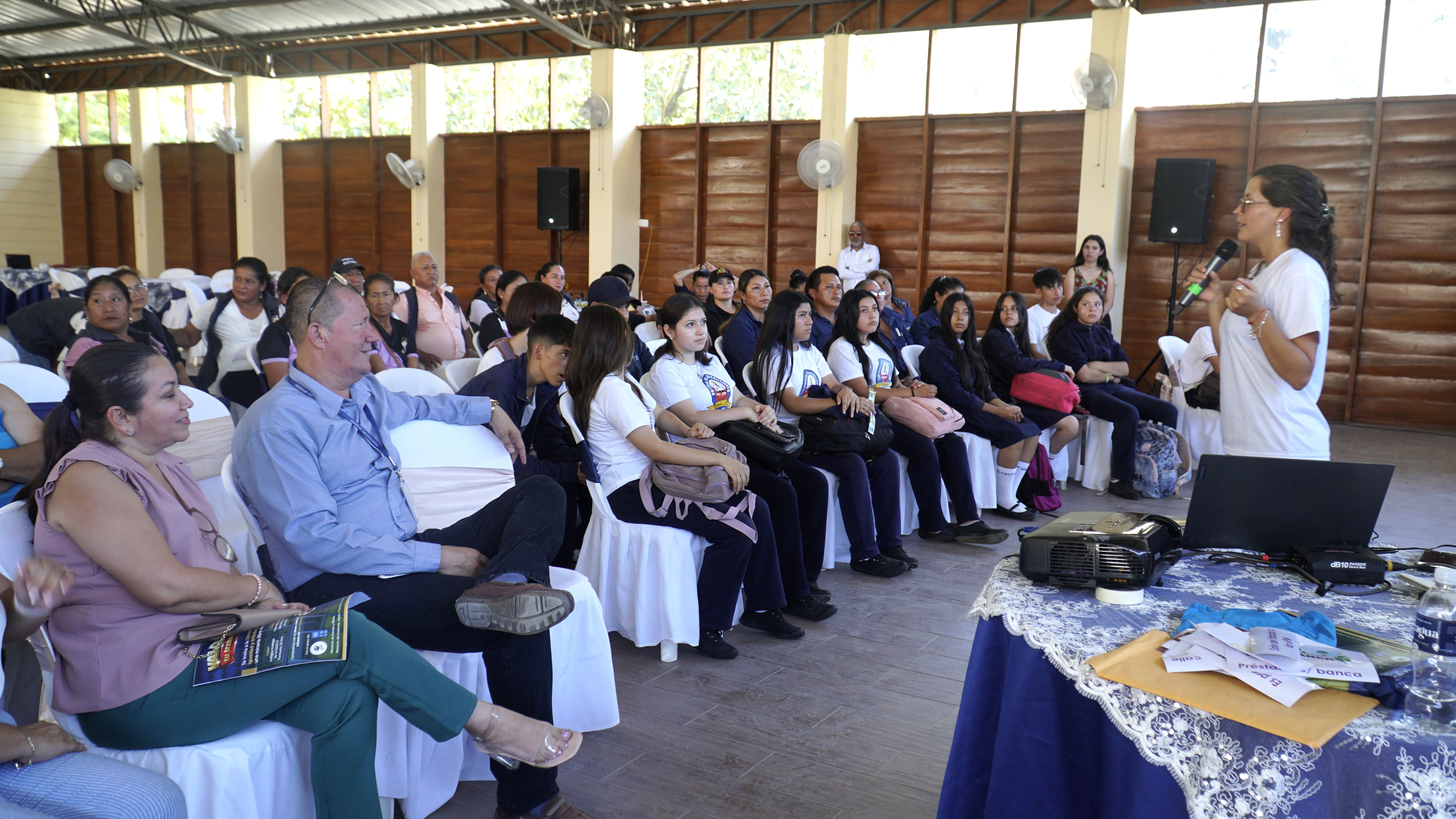 Recolectoras y recolectores participantes en el taller organizado por el PNGQ.
