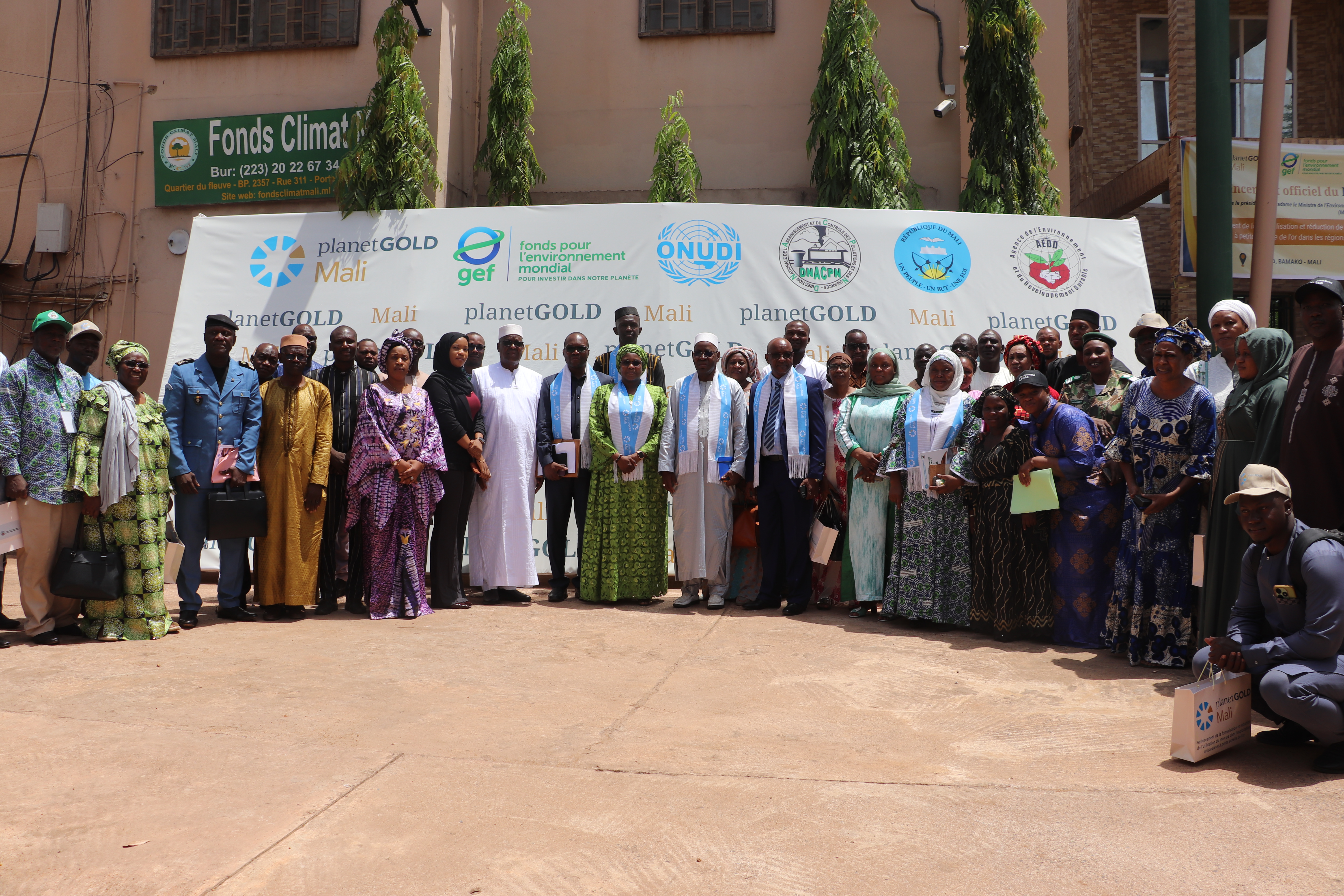 Family photo with participants and partners at the PlanetGOLD Mali event