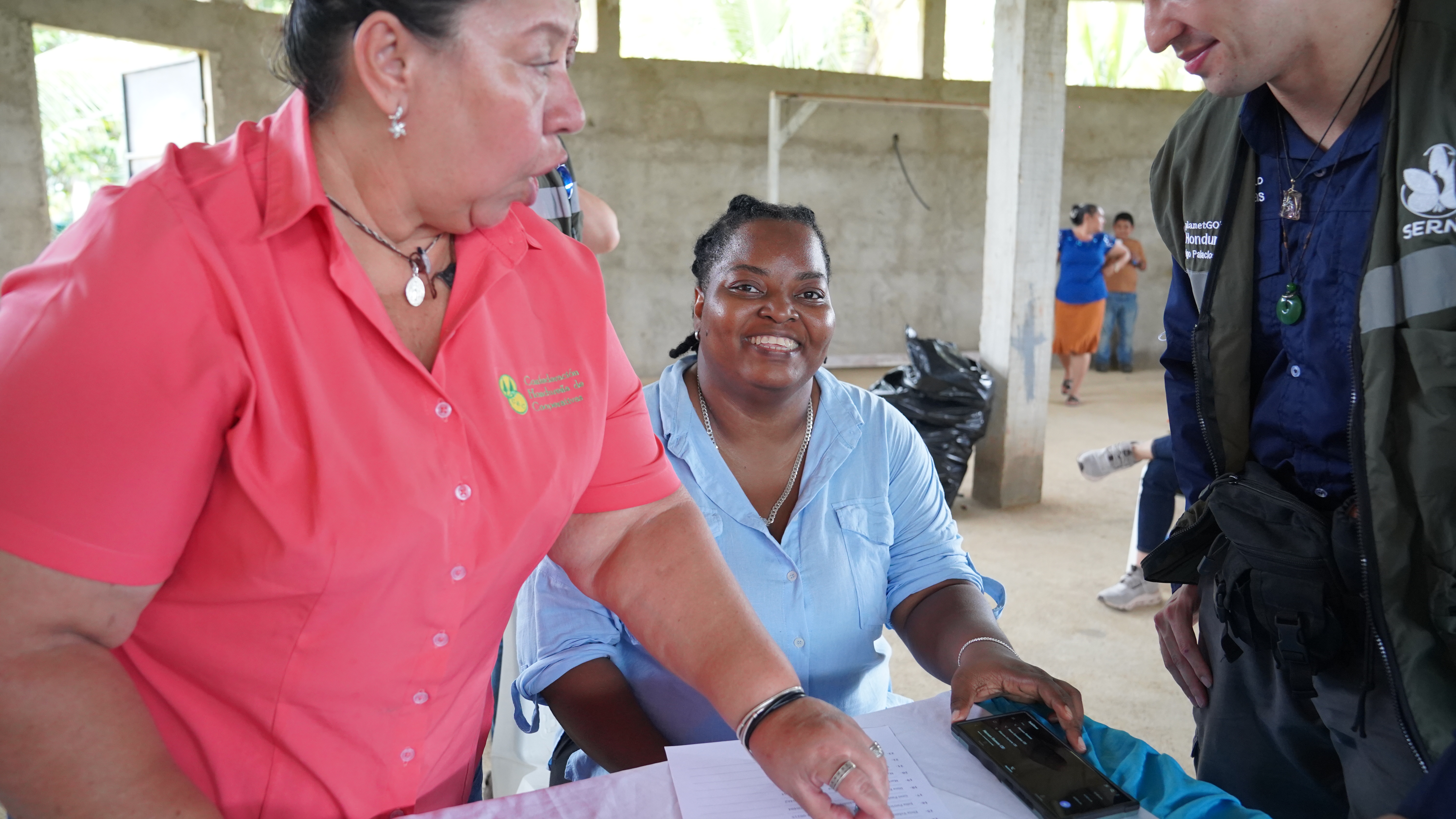 Mujer de la cooperativa firmando la personería jurídica