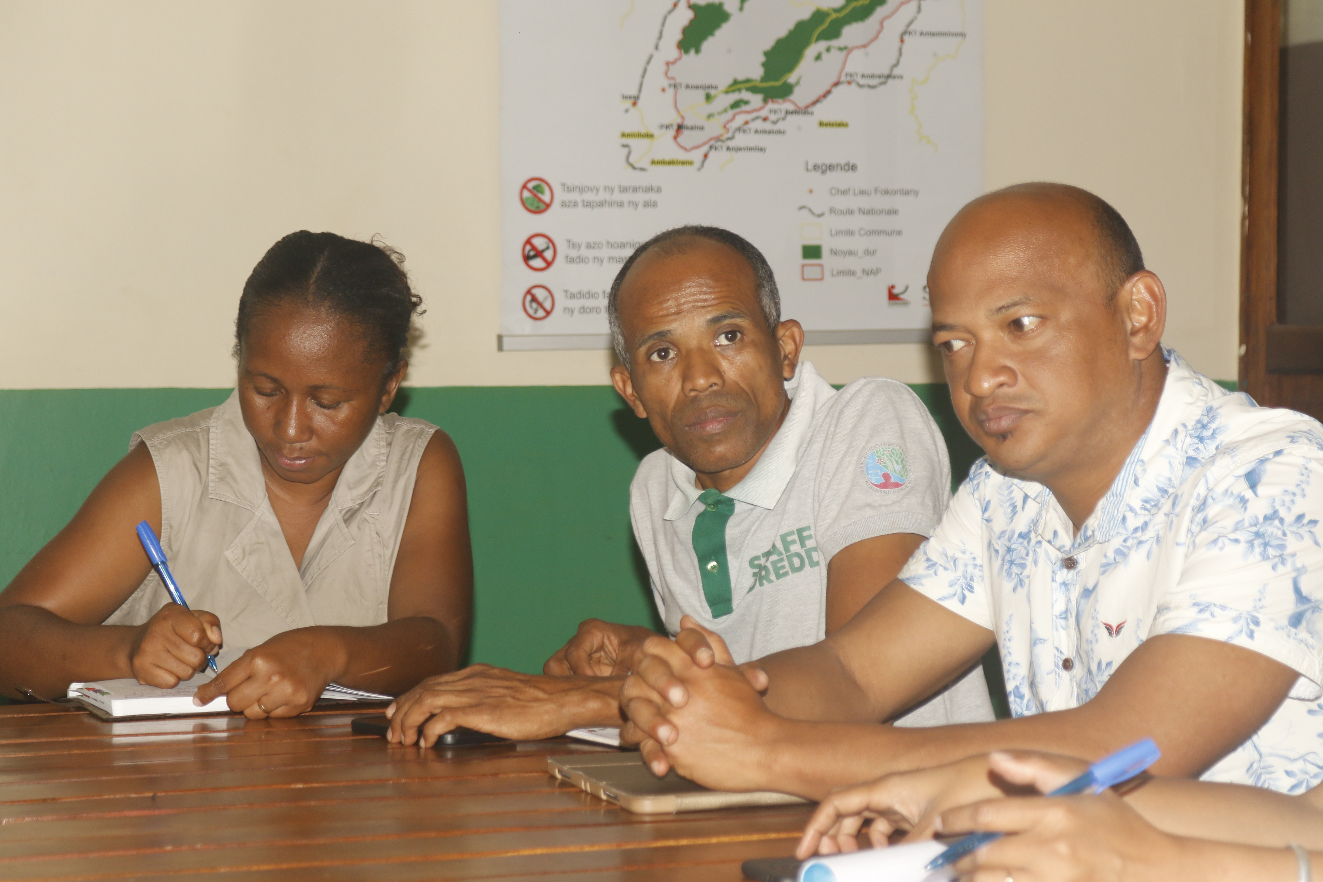 Le Directeur National du projet planetGOLD Madagascar avec Mr Le Directeur Régional de l'Environnement et du Développement Durable de la Région DIANA