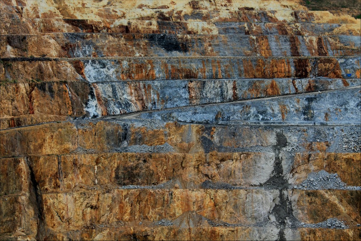 A mine in rock settings