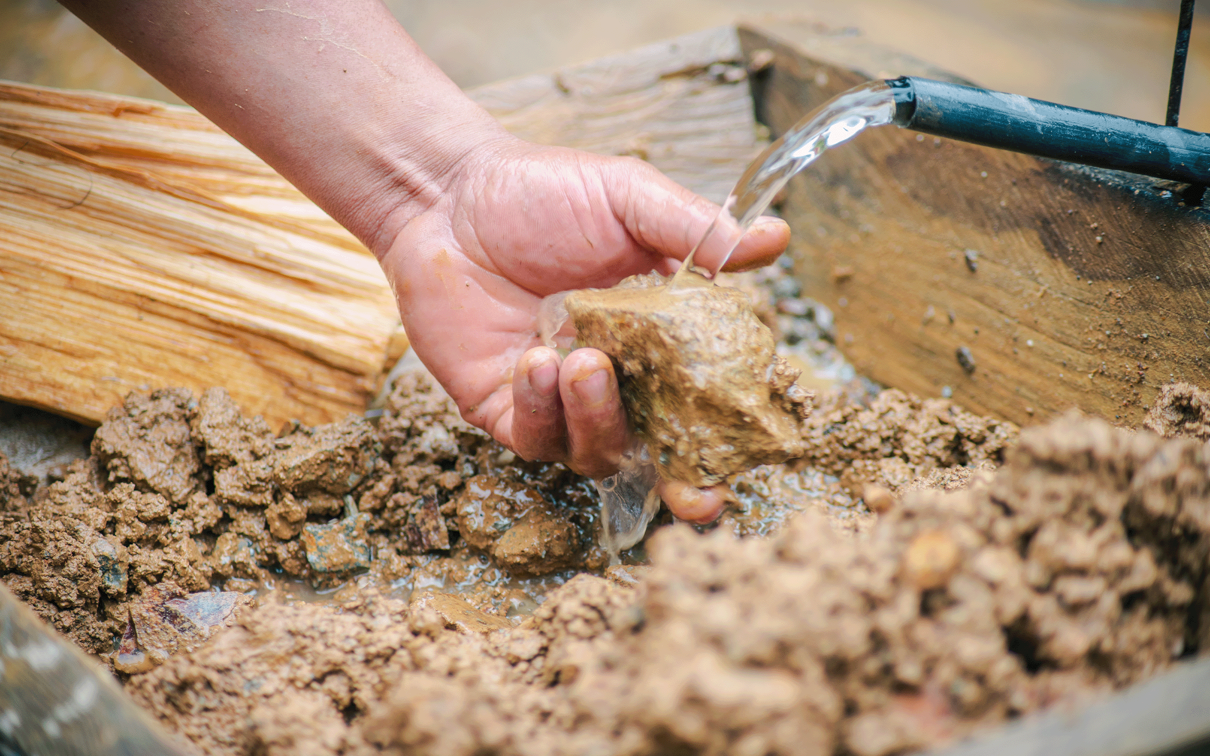 Material extraído de mina en Agua Fría, Danlí.