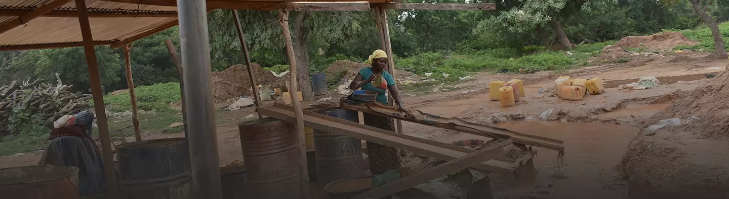 Burkina Faso woman miner 
