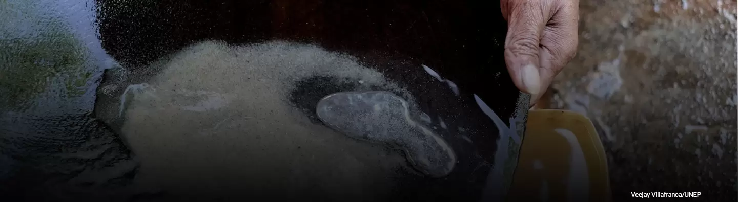Pan with mercury and gold concentrate - photo credit Veejay Villfranca