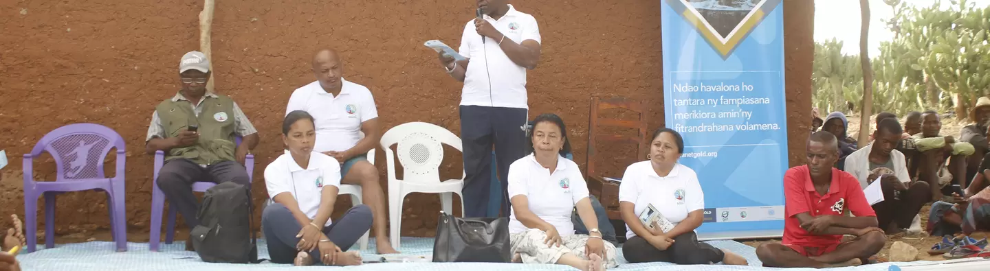 L'UGP du Projet planetGOLD Madagascar entrain de sensibilisé les orpailleurs de site FAREZY
