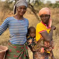 2 femmes & un bébé sur un ite d'EMAPE