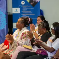 Mujeres mineras aplauden en Encuentro Red de Mujeres Mineras