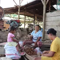 Women crushing ore