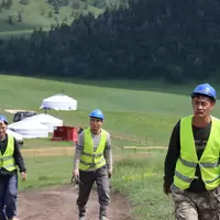 Үдийн завсарлагын дараа бичил уурхайчид ажлаа эхлүүлэхээр явж байгаа нь