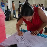 Mujer de la cooperativa firmando la personería jurídica