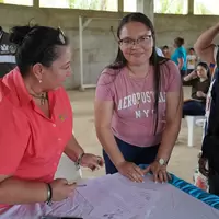 Mujer de la cooperativa firmando la personería jurídica