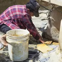 Minera limpiando rastra artesanal de oro
