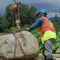 Minero en Honduras preparando molino artesanal