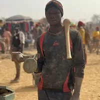 un jeune artisan à Dioubatana