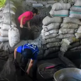 Women sack ore at a processing plant - AGC Philippines image