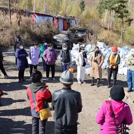 Artisanal miners learning about OSH risks at the mining site