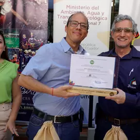 Bruno Bellettini, coordinador del Programa Nacional de Gestión de Químicos, y Óscar Loor, gerente general de Bira, durante el acto