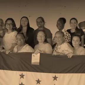 Cooperativa Mixta de Mujeres con la bandera de Honduras