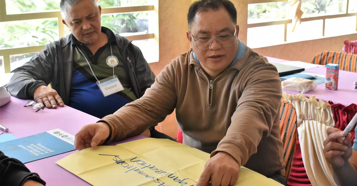 Participants of the policy workshop discuss among themselves and present their outputs on the stakeholder mapping workshop 2