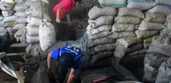 Women sack ore at a processing plant - AGC Philippines image
