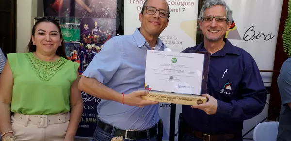 Bruno Bellettini, coordinador del Programa Nacional de Gestión de Químicos, y Óscar Loor, gerente general de Bira, durante el acto