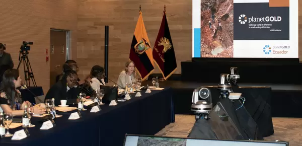 Ecuador comparte su experiencia en minería artesanal libre de mercurio ante líderes financieros globales