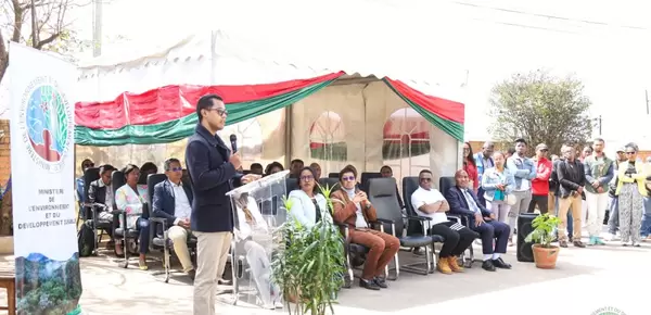 la remise officielle des équipements de contrôle environnemental destinés aux 60 officiers de Police Judiciaire de l’Environnement (OPJE) à Madagascar