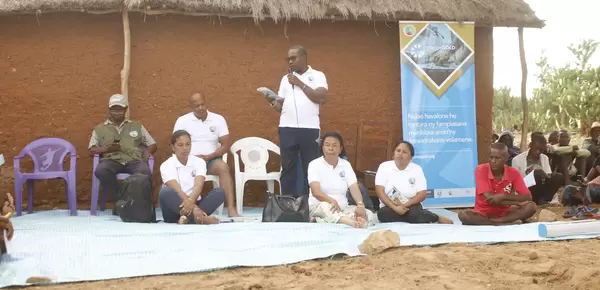 L'UGP du Projet planetGOLD Madagascar entrain de sensibilisé les orpailleurs de site FAREZY