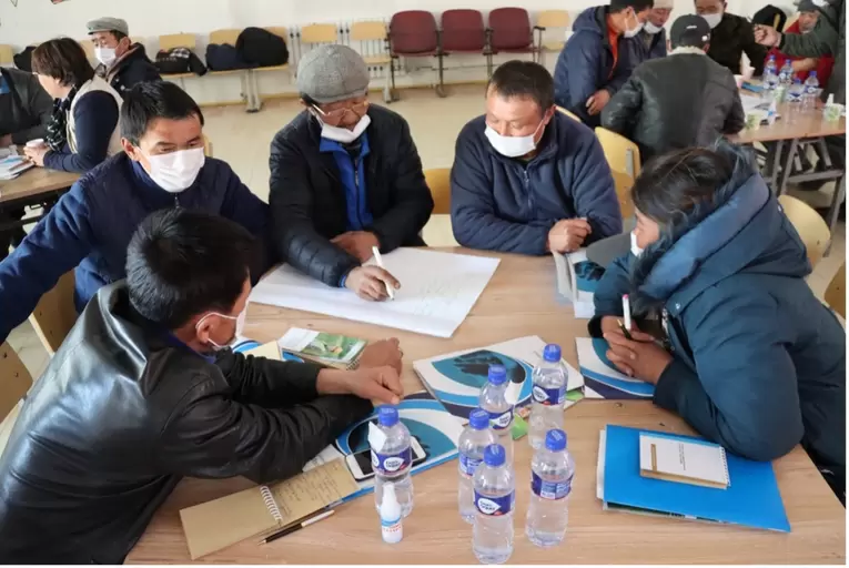 Artisanal miners participating in a group discussion during the in-class training on responsible mining practices in Khovd province (planetGOLD Mongolia, 2021)
