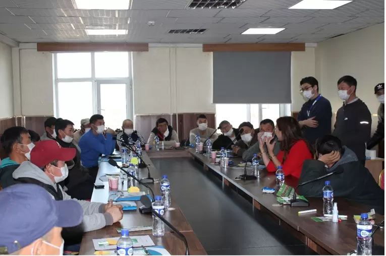 A group of artisanal miners discussing the different types of rehabilitation during a training session in Khovd province (planetGOLD Mongolia, 2021)