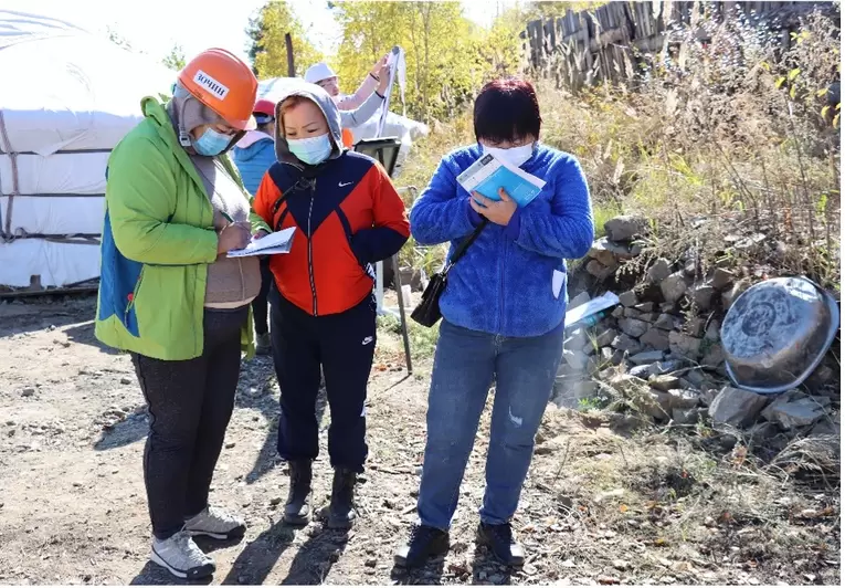 A group of women miners are identifying OHS risks at an artisanal mining site in Selenge province (planetGOLD Mongolia, 2021)
